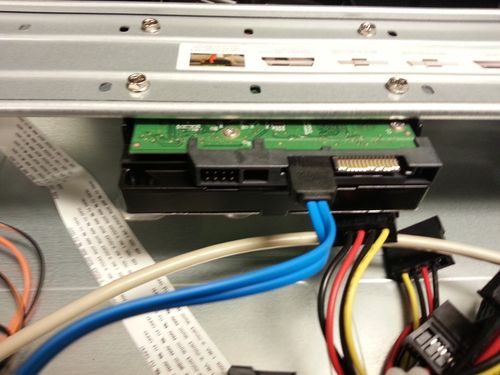 硬盘连接线连接到硬盘SATA接口