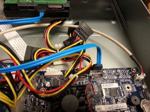硬盘连接线连接到NVR主板SATA接口