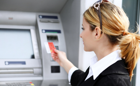女性使用ATM机